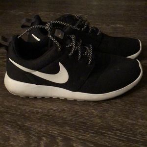 Nike women’s roshes